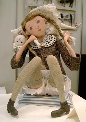Przegubowa lalka tekstylna