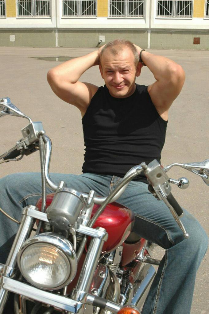 Dmitry Marjanov su una moto