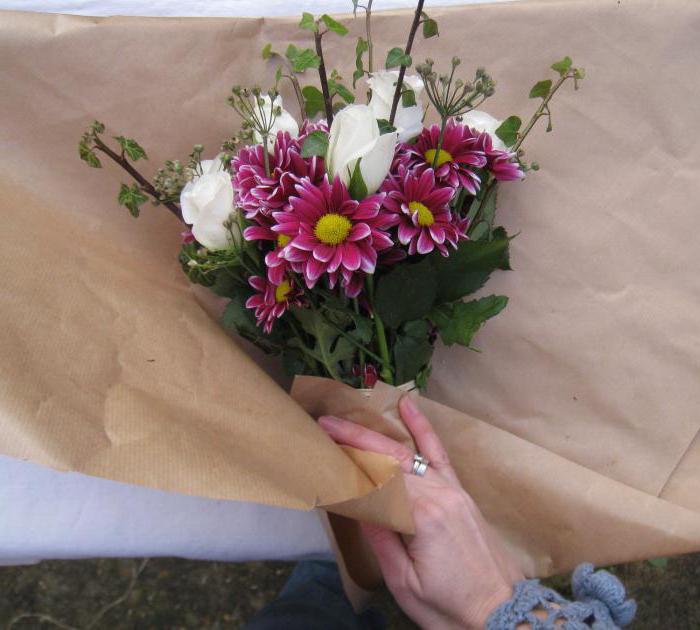 balení květin v mřížce s vlastními rukama