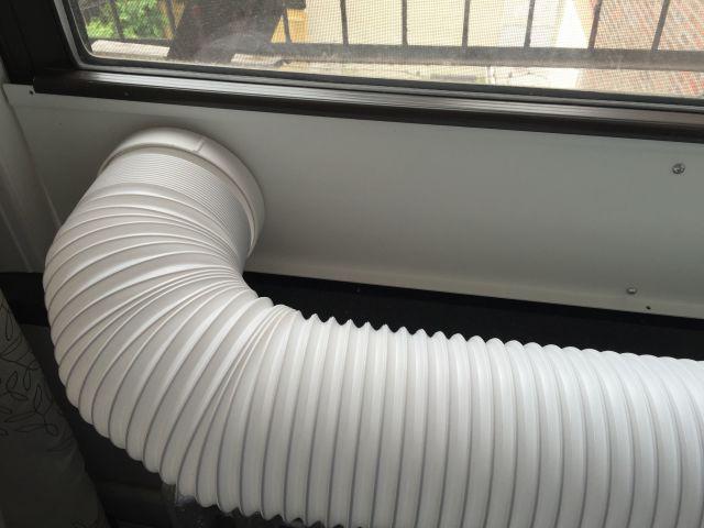 Installazione di un condizionatore d'aria mobile in una finestra di plastica