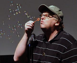 Michael Moore je filmový zdravotní pohřeb