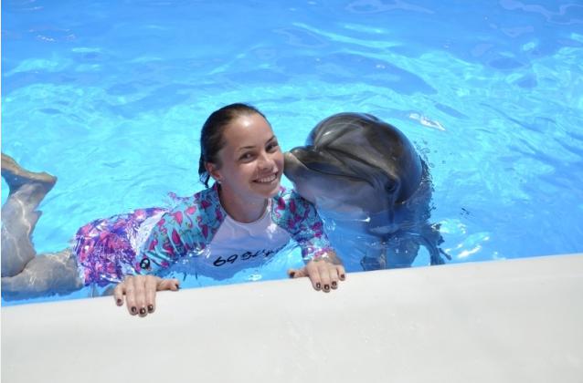 Delfin i dziecko
