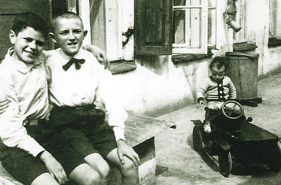 Осемгодишният Донатас Банионис (вляво)