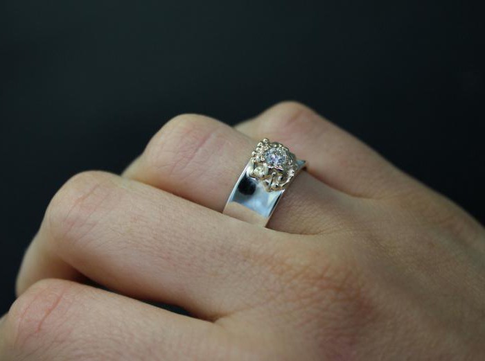 Perché sognare un anello d'argento su un dito?