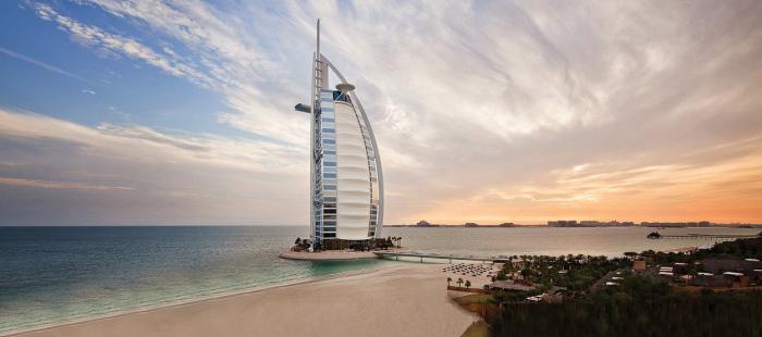 Dubajský hotel ve formě plachty