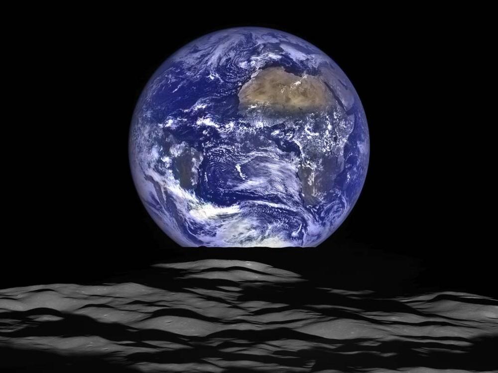 Vista dalla luna alla terra