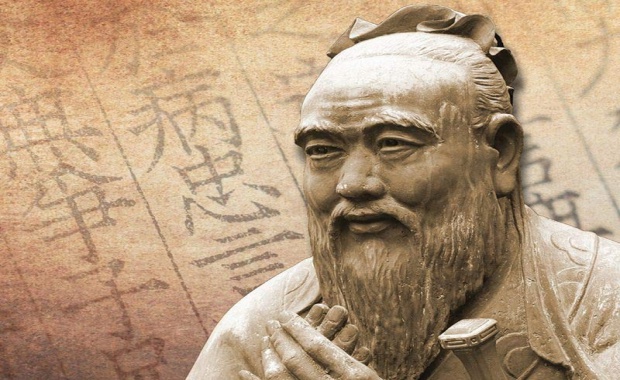 Socha Konfuciova na pozadí hieroglyfů