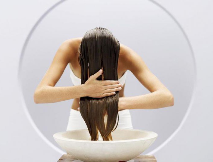 šampon pro mastné vlasy u kořenů