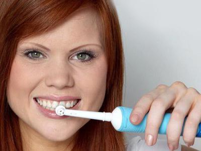 elektrický zubní kartáček na zuby