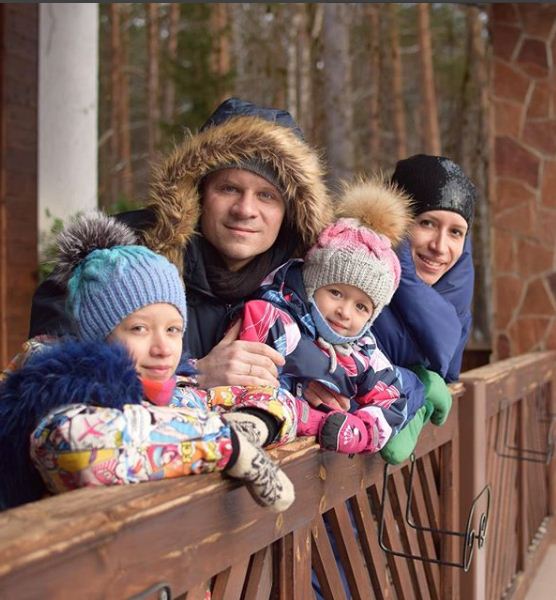 Елена Боршева със съпруга и децата си