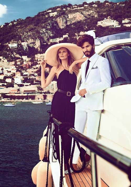 Uomo e donna su uno yacht
