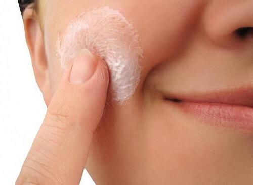 Come applicare la crema sul viso
