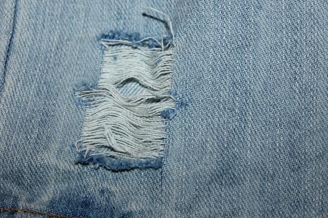 Come fare buchi e graffi sui jeans