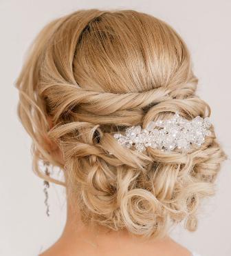 Acconciature da sposa per capelli medi con un velo