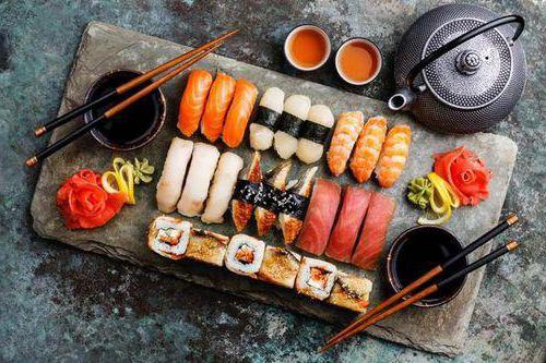 dodávky sushi a rolí
