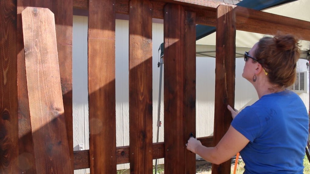 монтаж на вертикална ограда от дъски