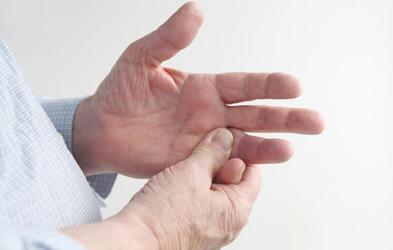 zraněné ošetření prstů