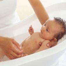 primo bagnetto neonato a casa