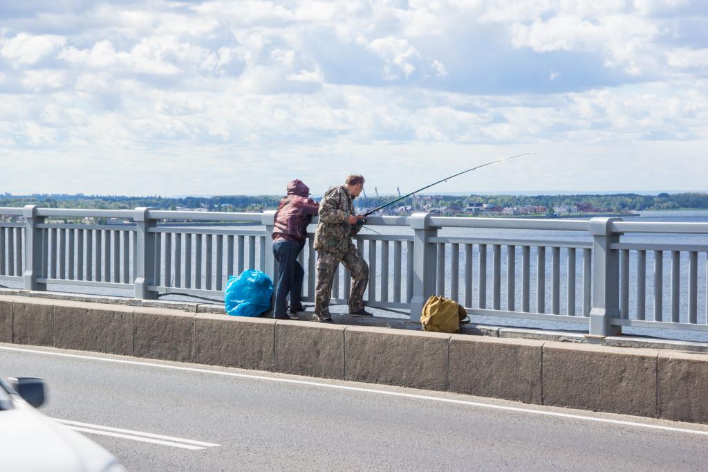 Pesca a Saratov sul ponte