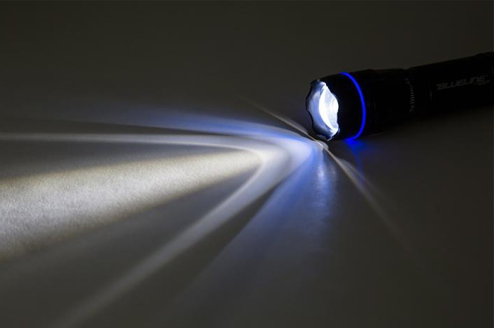 LED svítilna s nabíječkou