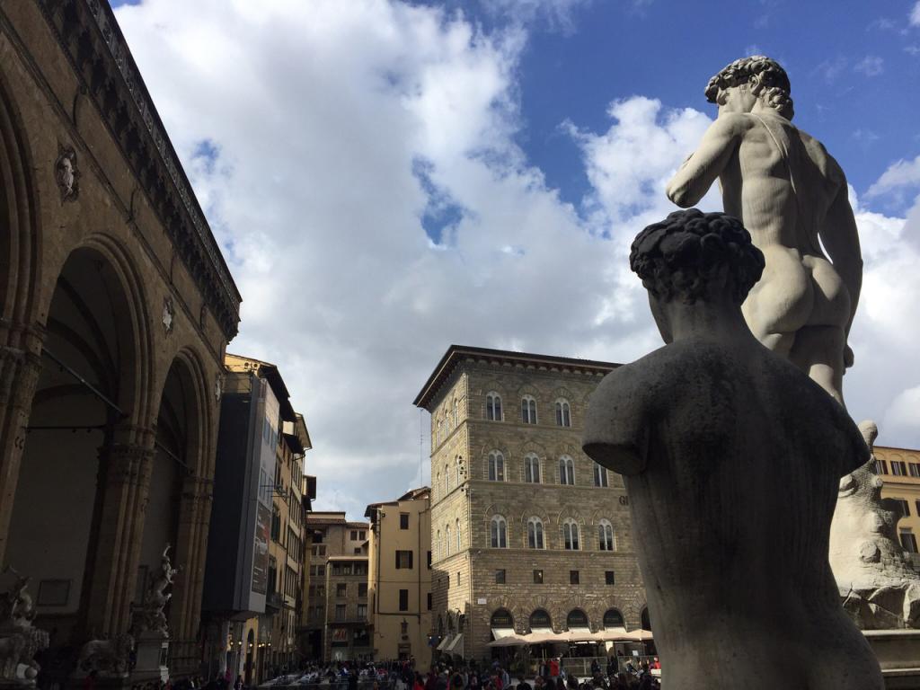 Piazza soleggiata a Firenze