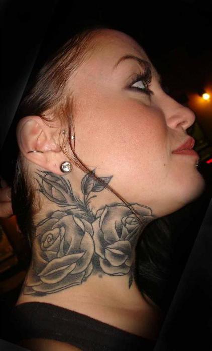 Tatuaggi sui fiori del collo