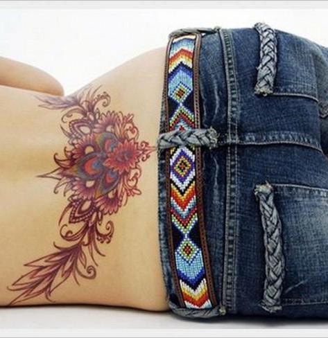 Tattoo na cvjetovima donjeg dijela leđa