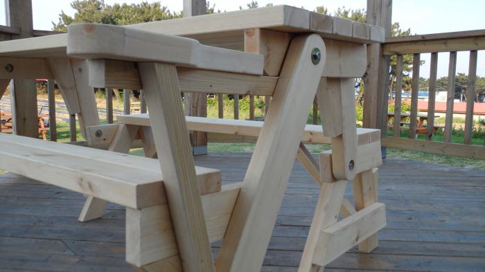 drewniany składany stolik