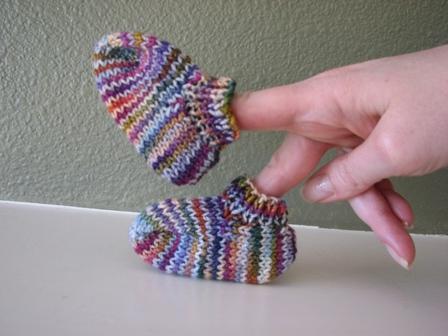 плетени обувки за бебета
