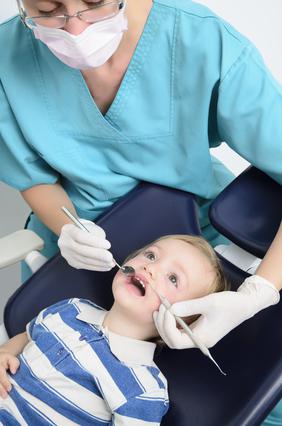 bílé skvrny na zubech dítěte