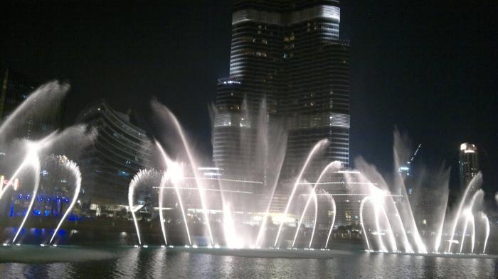 tańcząca fontanna w Dubaju