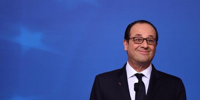 Francois Hollande stoupá