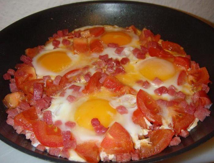 Deliziose uova strapazzate con pomodori e salsiccia