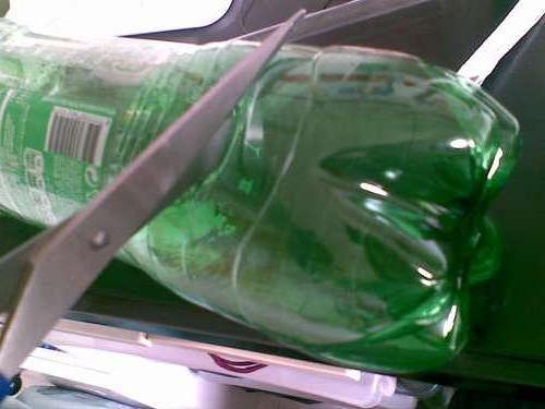 žába z plastových lahví fotografie