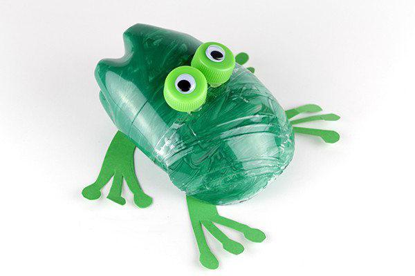 как да направиш жаба от пластмасова бутилка