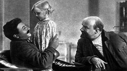 v roce zemřel Lenin