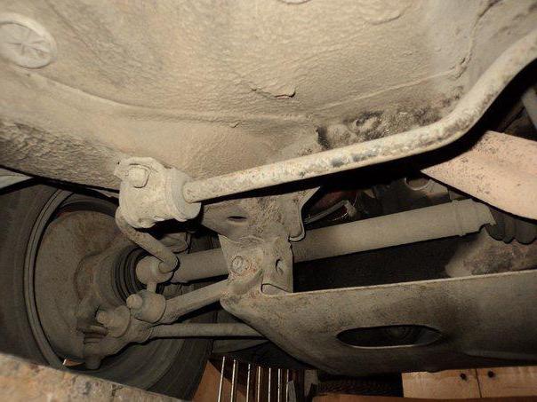 riparare la sospensione anteriore VAZ 2114