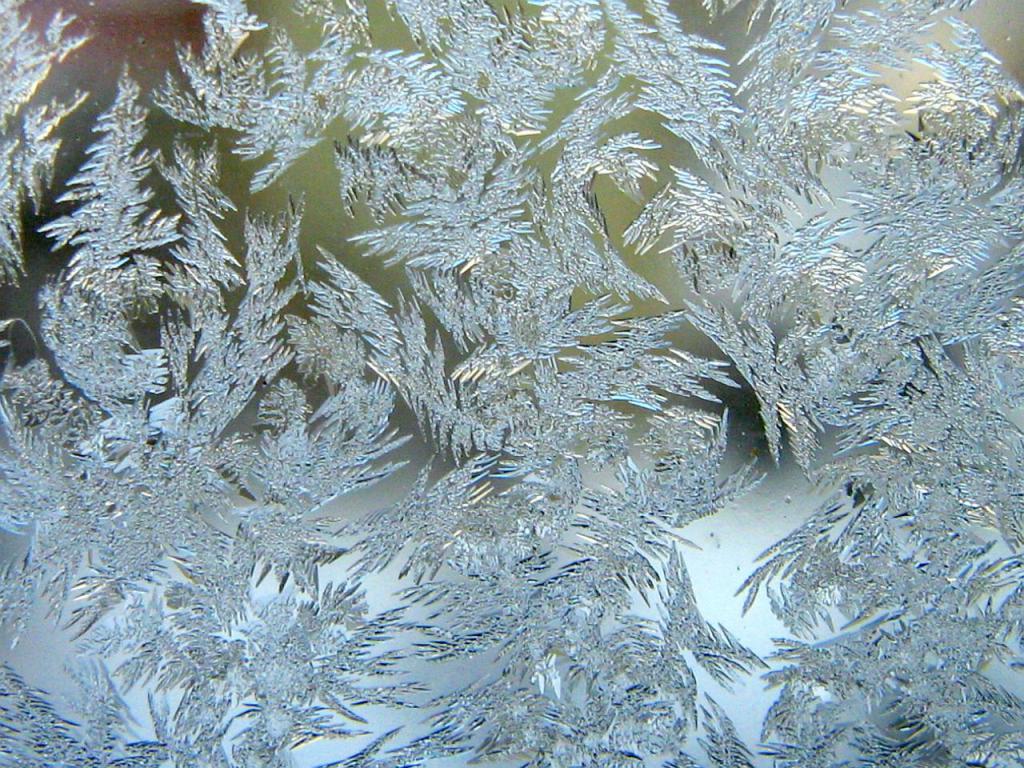 zmrznjeni vzorci na risbah oken