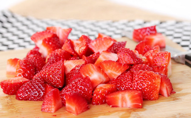 Ovocný salát jednoduchý recept s jogurtem krok za krokem