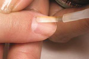 krásný gelový lak na nehty pro krátké nehty