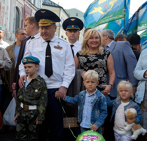 Generale Shamanov con i nipoti