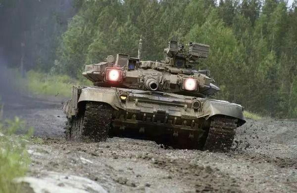 rezervoar t-90 proti leopardu