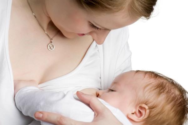 mamma che allatta consiglio allattamento al seno