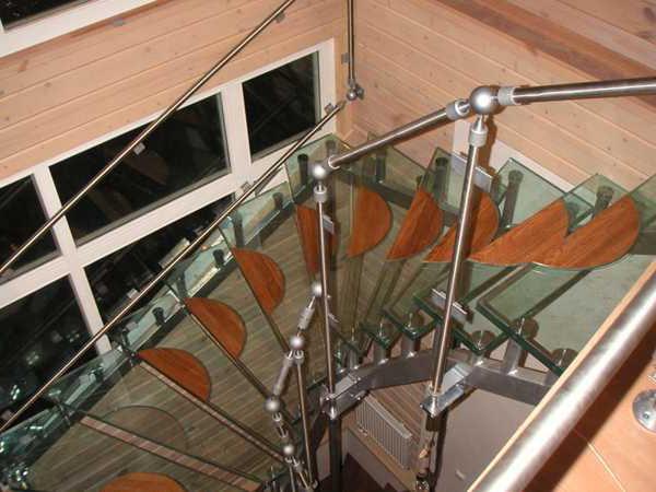 stekleno spiralno stopnišče