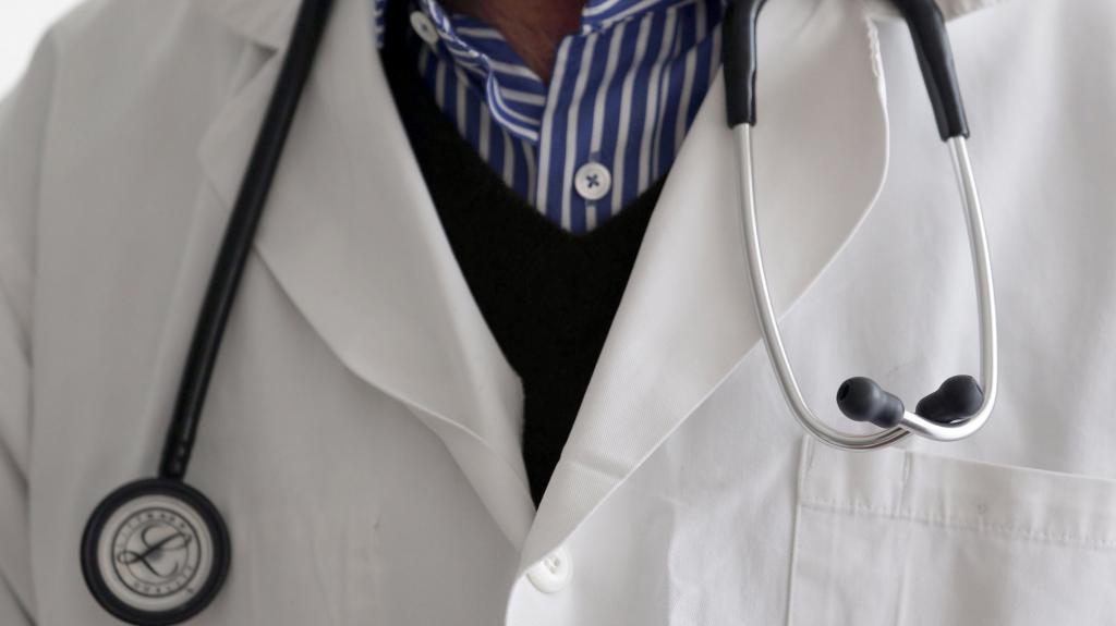 Доктор в лабораторно палто