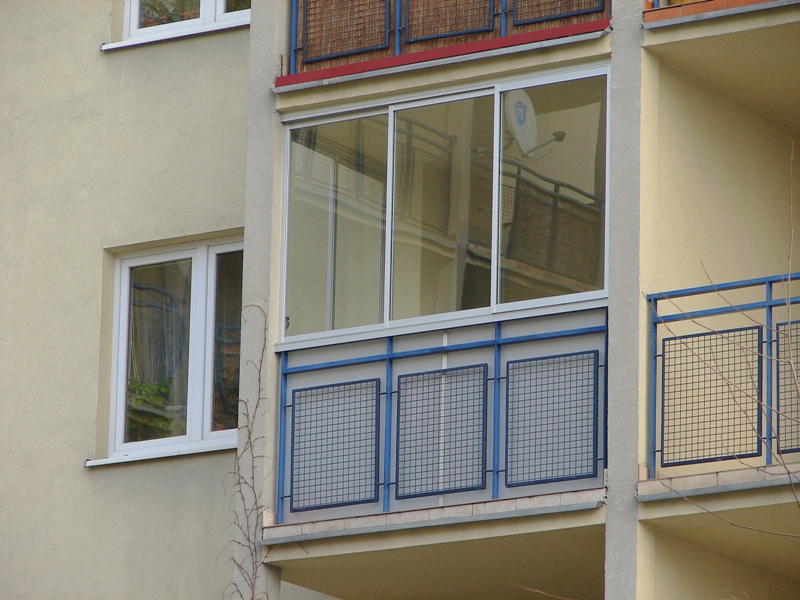 balkon s aluminijskim profilom