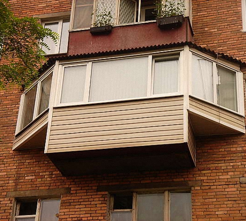 profil z glazuro balkona