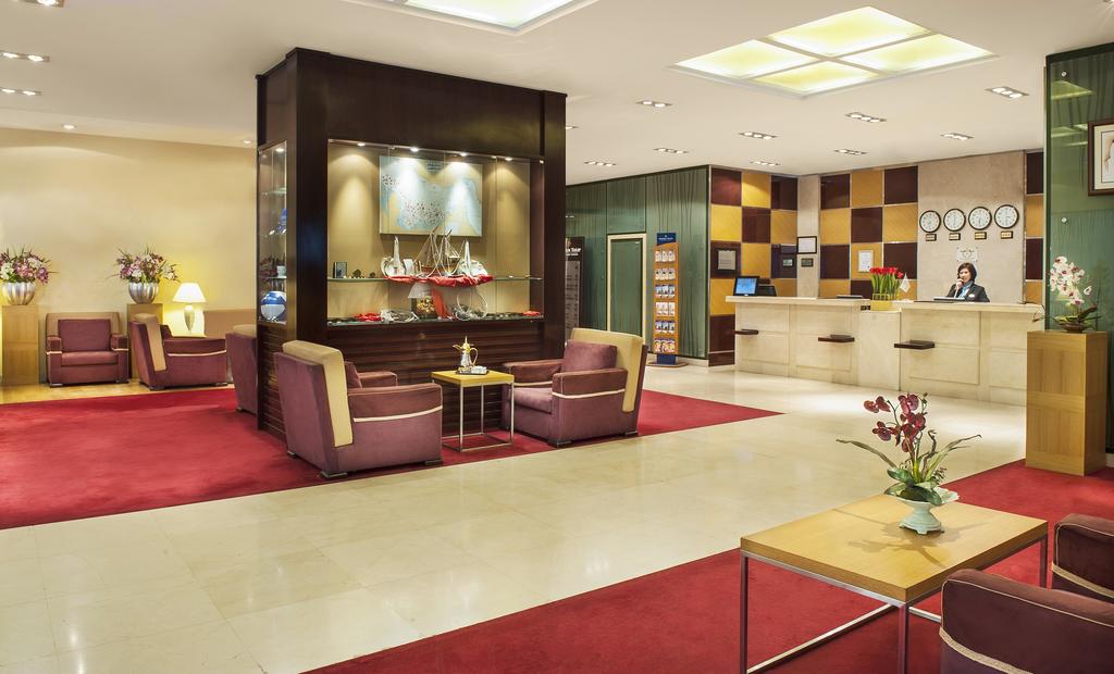 Sál hotelu Golden Tulip Sharjah 4 * ve Spojených arabských emirátech