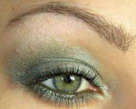 сиво-зелени очи