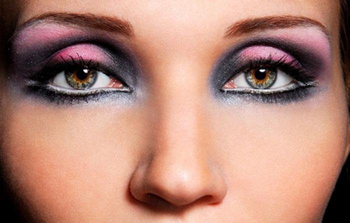 make-up s zelenými hnědými očima